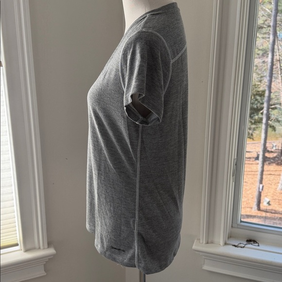 The North Face Women's Flash Dry SS V neck Tee, Medium, Like New - Picture 4 of 8